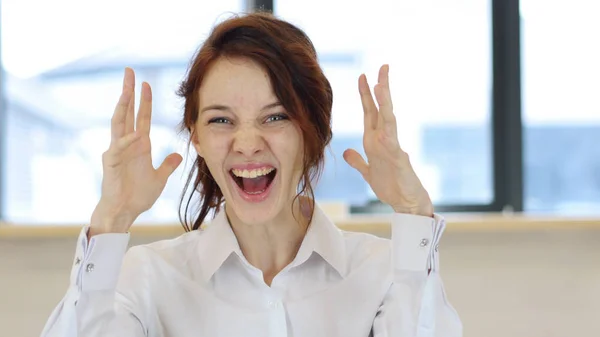 Yelling Woman in Office — Stock Photo, Image