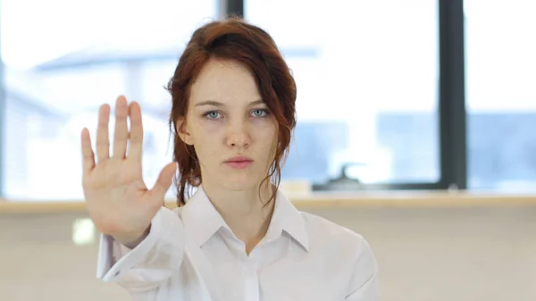 Parar o gesto por mulher no escritório — Fotografia de Stock