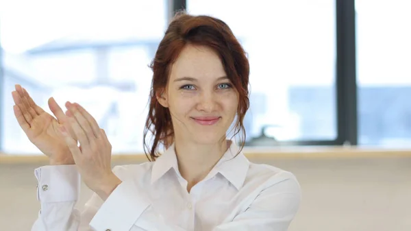 Klatschende Frau, applaudierende im Amt — Stockfoto