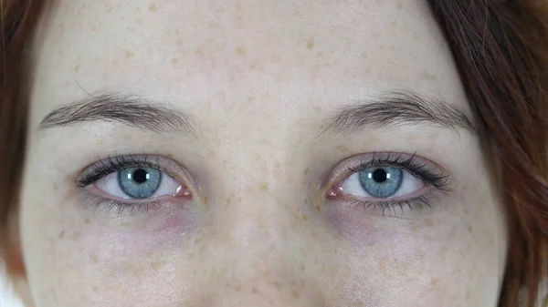 Blinkende Augen eines jungen Mädchens — Stockfoto