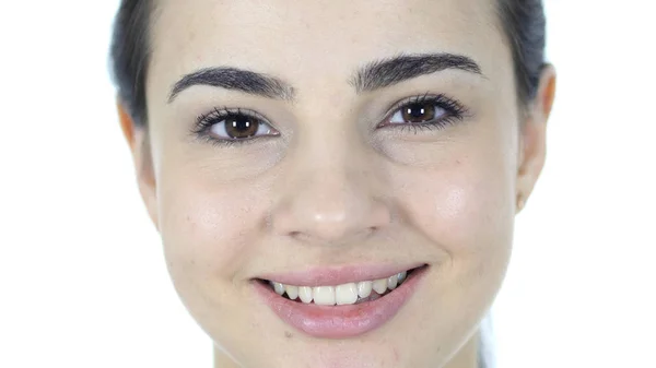 Primo piano di sorridente donna viso, sfondo bianco — Foto Stock