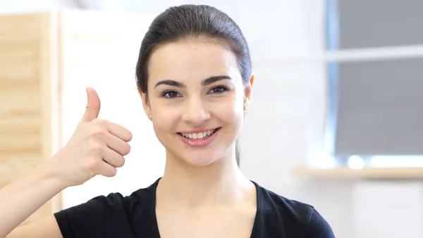 Pulgares arriba por mujer joven, retrato en la oficina — Foto de Stock