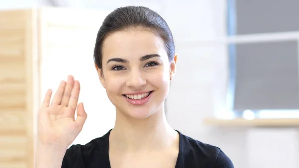 Hej, kvinna viftande Hand, porträtt i Office — Stockfoto