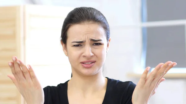 Argumentando mulher irritada, infeliz em seu escritório — Fotografia de Stock