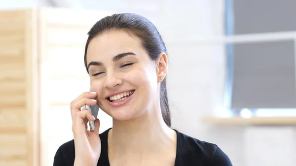 Mulher feliz falando ao telefone, sorrindo — Fotografia de Stock