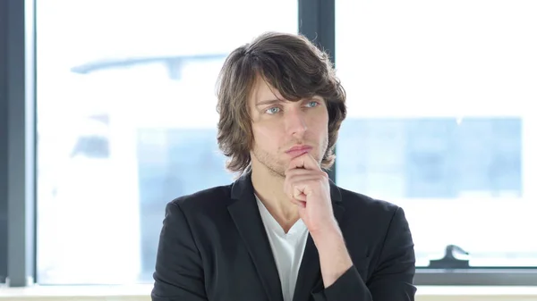 Denkender Geschäftsmann in seinem Büro, Brainstorming — Stockfoto