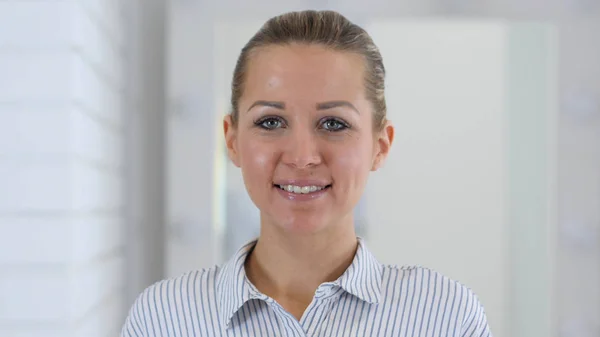 Mulher sorridente Retrato no escritório — Fotografia de Stock