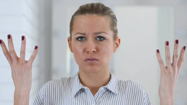 Retrato de mujer enojada en la oficina, Lucha —  Fotos de Stock