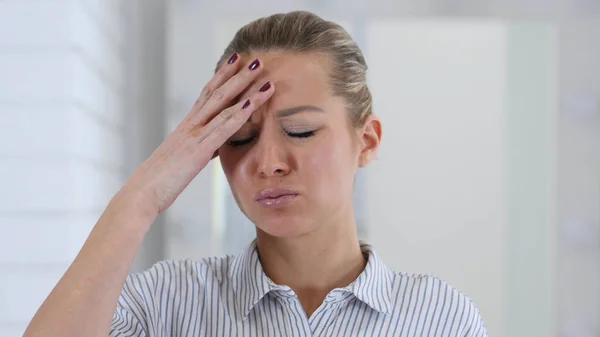 Huvudvärk, frustrerade kvinnan stående — Stockfoto