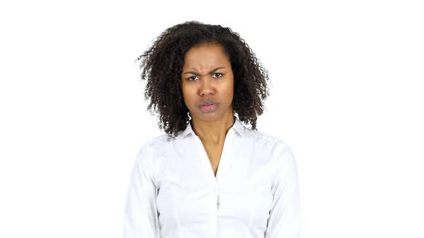 Schwarze Frau blickt mit Wut, weißer Hintergrund — Stockfoto