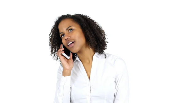 Afro-americano mulher falando no telefone, fundo branco — Fotografia de Stock