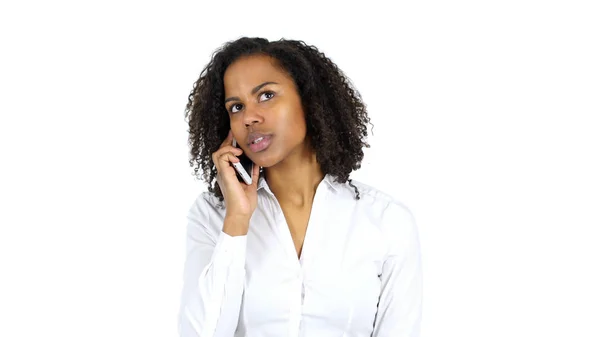 Falando no celular, mulher afro-americana em fundo branco — Fotografia de Stock