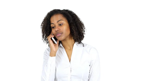 Ouvindo chamada em Smartphone, mulher afro-americana em fundo branco — Fotografia de Stock
