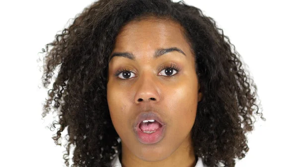 Černá žena v šoku, tvář Close Up, bílé pozadí — Stock fotografie