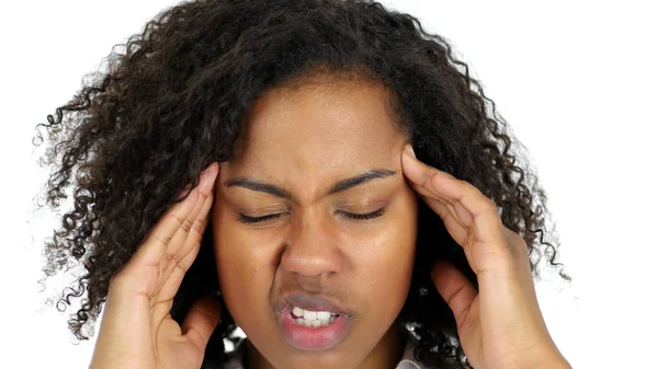 Frustrata donna nera con mal di testa, sfondo bianco — Foto Stock