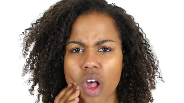 Πονόδοντο, μαύρη γυναίκα στον πόνο των δοντιών, λευκό φόντο — Φωτογραφία Αρχείου
