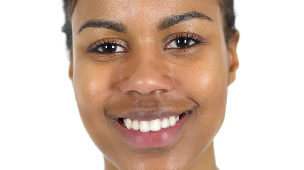 Sonriente joven cara de mujer negra, fondo blanco —  Fotos de Stock