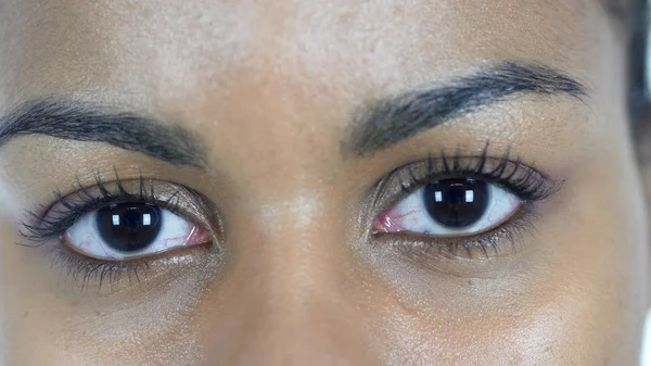 Blinkende Augen einer schwarzen Frau — Stockfoto