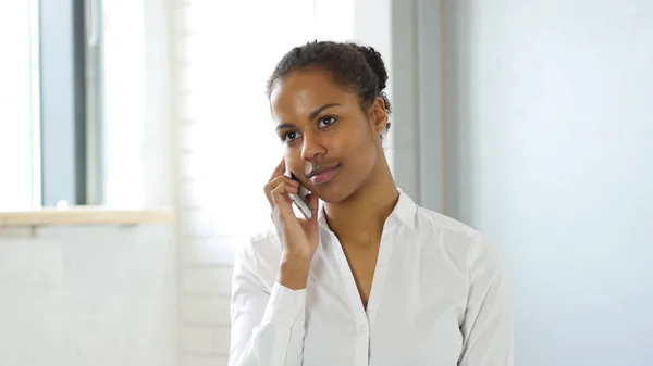 Afro-americano mulher falando no telefone, fundo branco — Fotografia de Stock