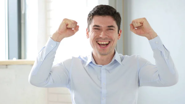 Eccitato uomo d'affari che celebra il successo — Foto Stock