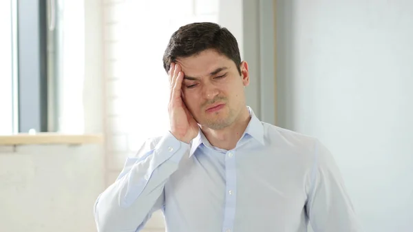 Πονοκέφαλος, άνθρωπος με πόνο στο κεφάλι στο γραφείο — Φωτογραφία Αρχείου