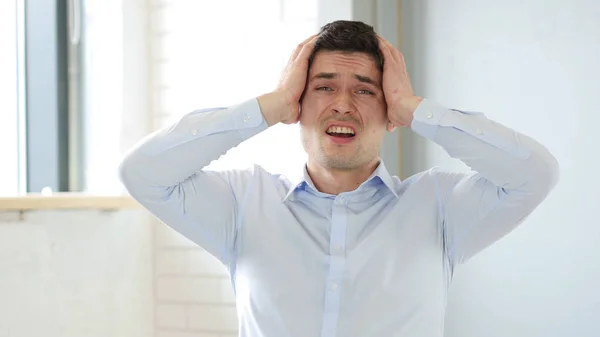 Homem perturbado reagindo ao fracasso no escritório, interior — Fotografia de Stock