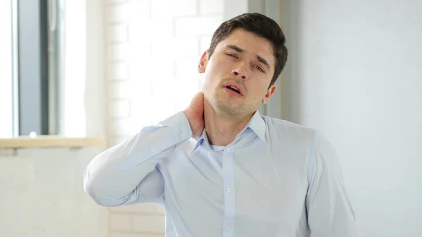 Cansado homem no escritório no trabalho, interior — Fotografia de Stock