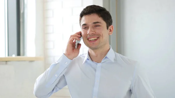 Uomo d'affari Rispondere alla telefonata in ufficio — Foto Stock
