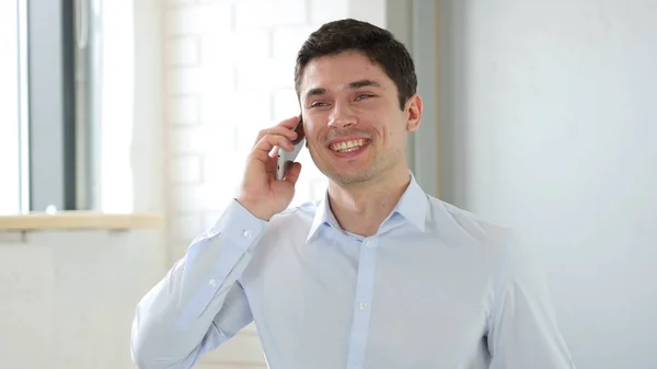 Uomo d'affari che parla su smartphone in ufficio — Foto Stock