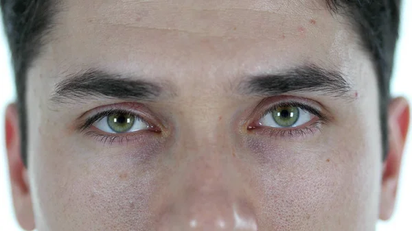 Ojos parpadeantes del hombre, aislados sobre fondo blanco — Foto de Stock