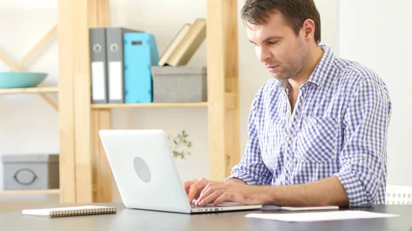 Homem trabalhando no laptop, digitando no trabalho — Fotografia de Stock