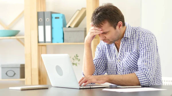 Kopfschmerzen, frustrierter Mann, der am Laptop arbeitet — Stockfoto