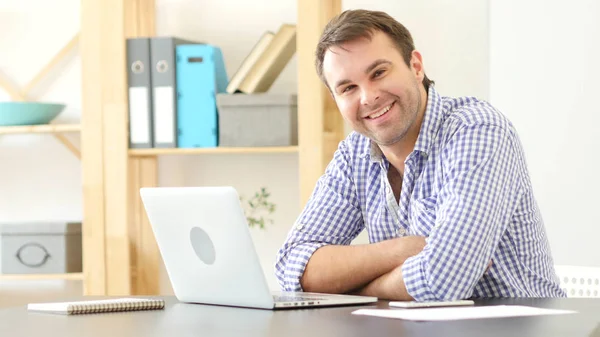 L'homme au travail souriant vers la caméra — Photo