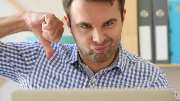 Kciuk w dół przez człowieka pracy na laptopie — Zdjęcie stockowe