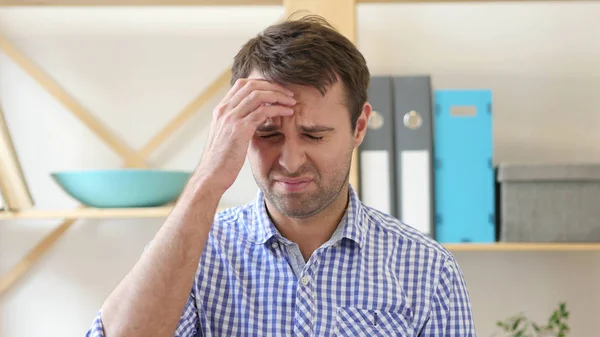 Dor de cabeça, homem de trabalho estressado no escritório — Fotografia de Stock