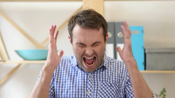 Gritando fuerte, Hombre volviéndose loco — Foto de Stock