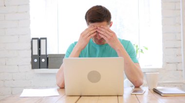 Baş ağrısı, baş ağrısı ile çalışan adam