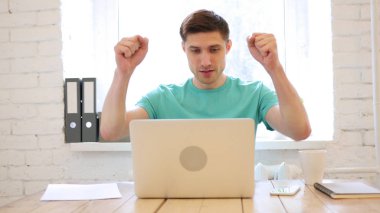 Heyecanlı adam başarı ve başarı kutluyor
