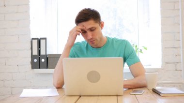 Genç dalgın adam düşünme ve çevrimiçi çalışıyorsanız