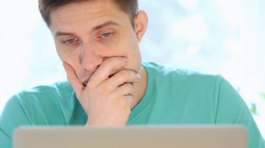 Şok, şaşırmış genç adam jesti