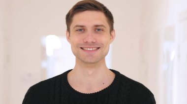 Orta gülümseyen ofisinde oturan adam yaşlı