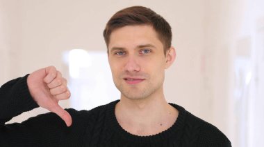 Ofiste oturan adam başparmak aşağı tarafından orta yaşlı