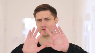 Orta yaşlı adam ofiste oturan teklif reddetme