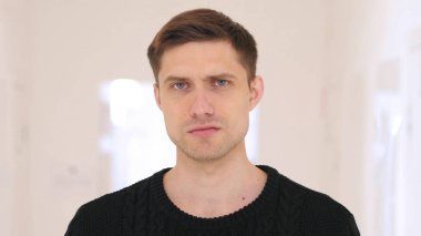 Hayır kafa sallayarak, orta reddetme ofisinde oturan adam yaşlı