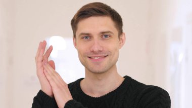 Alkış, alkış adam ofisinde oturuyor portresi