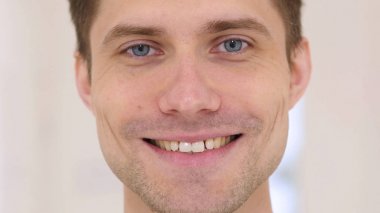 yakışıklı adam yüzü gülüyor