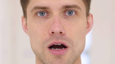 Şok, genç adam yüzüne yakın