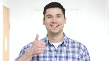 Başparmak yukarıya genç adam tarafından