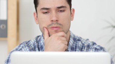 Dalgın yaratıcı Online, önden görünüm çalışan adam