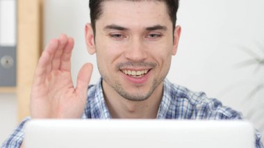 Görüntülü sohbet, Online konuşan adam görünümü ön